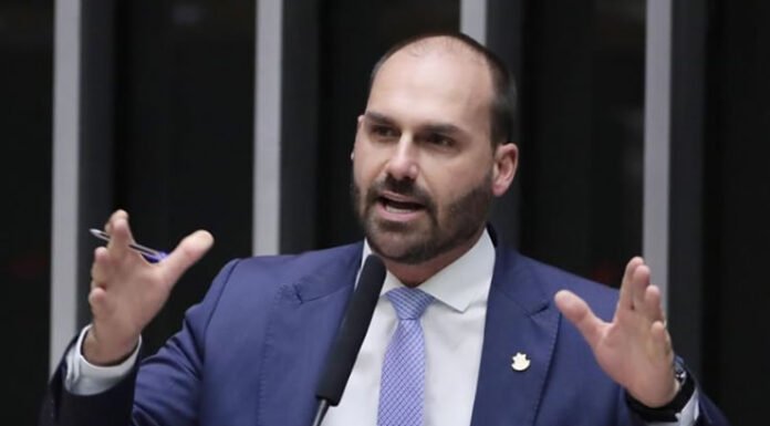 Eduardo Bolsonaro culpa Lula e Moraes e diz que tarifas dos EUA são resposta a “perseguição política”