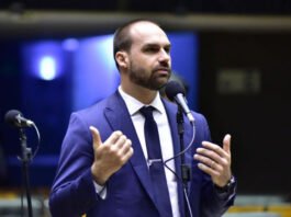 Bolsonaristas preparam ‘isca’ para Eduardo Bolsonaro apoiar Tarcísio em 2026