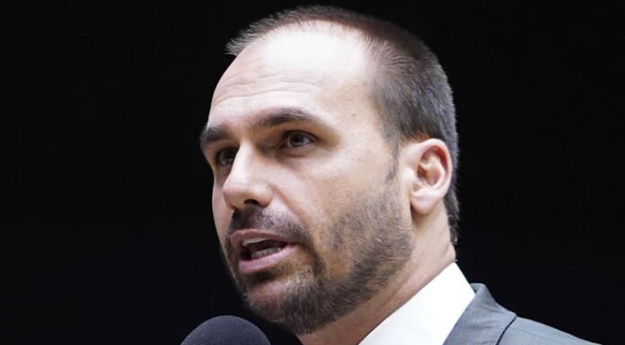 PF recomenda demissão de Eduardo Bolsonaro