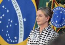 Gleisi Hoffmann defende cassação de Eduardo Bolsonaro: ‘Não tem o direito de continuar como deputado’