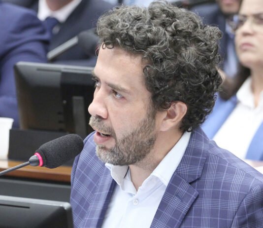 Conselho de Ética da Câmara suspende mandato de André Janones por 90 dias por ofender Nikolas Ferreira