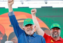 Lula levanta bandeira do Brasil e critica apoiadores de Bolsonaro que fizeram manifestação pró-Trump na Câmara