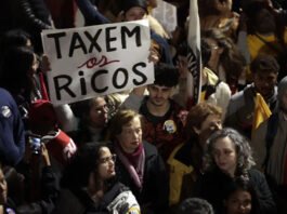 Ato na Avenida Paulista pede taxação de super-ricos e condena tarifaço