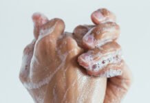 Tomar menos banhos no frio faz mal para o corpo? Especialistas explicam cuidados