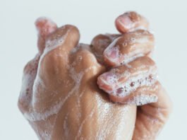 Tomar menos banhos no frio faz mal para o corpo? Especialistas explicam cuidados
