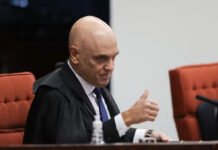 Flávio Bolsonaro pede ao STF que declare Alexandre de Moraes suspeito para julgar Vorcaro e caso Master