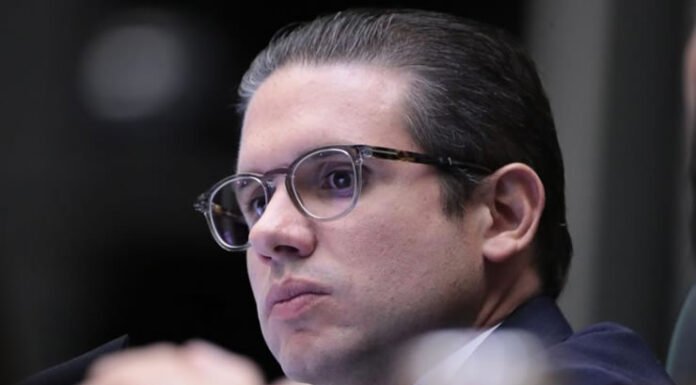 Hugo Motta diz ser inaceitável ordem de Dino para bloquear R$ 119 milhões em emendas ligadas a Valdemar Neto; veja
