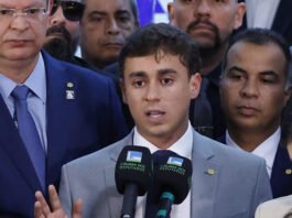 Ida de Bolsonaro à Câmara dos Deputados tem Nikolas Ferreira com rosto sangrando e mesa quebrada