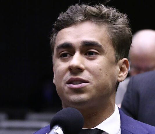 Nikolas Ferreira crítica postura de Janja durante o velório de Preta Gil: ‘Quem dá um sorriso desses na frente do caixão?’