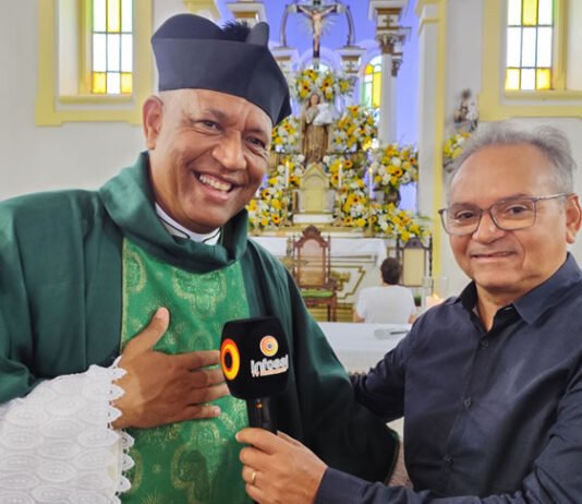 Salinas da Margarida: Missa celebrou aniversário de 63 anos de emancipação e padre Renato Minho faz oração pela saúde da prefeita Mara; veja entrevista