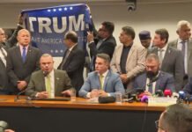 Bandeira de Trump cria mal-estar no PL, que tenta descolar direita da tarifa; Eduardo Bolsonaro irrita líderes