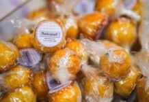 Antes do morango do amor viralizar, doce feito com coco e casca crocante já era popular na Bahia; conheça