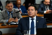 Mourão diz que Trump não deveria ‘meter o bedelho’ na situação de Bolsonaro