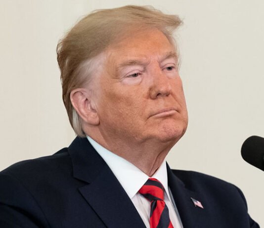 Trump prepara envio de tropas para Chicago e pede prisão do prefeito da cidade
