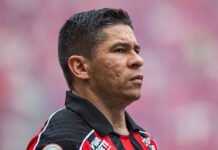 Osvaldo pede desculpas após briga com companheiro do Vitória em campo: ‘No final a gente se abraça’