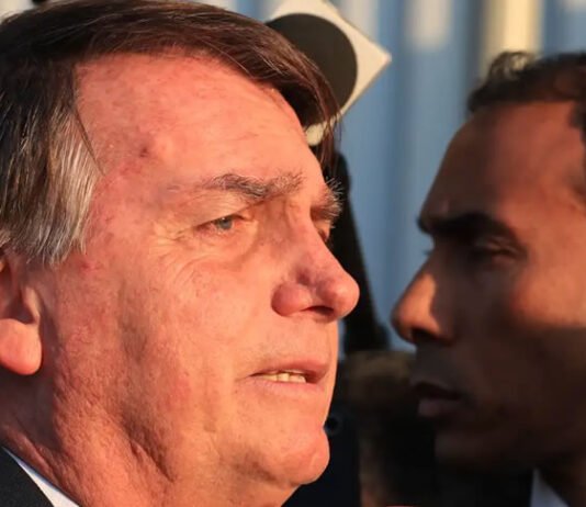 Após solicitar pastores, defesa de Bolsonaro pede agora autorização para receber assistência de padre na prisão