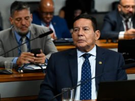 “Bolsonaro não é ameaça para nada nem foi condenado por nada”, dispara Mourão sobre prisão domiciliar