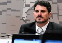 Senador Marcos do Val é levado para colocar tornozeleira eletrônica