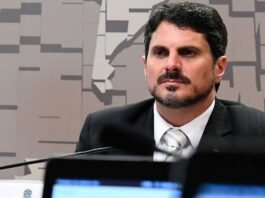 Senador Marcos do Val é levado para colocar tornozeleira eletrônica