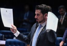 PF tem papel assinado por Marcos do Val se comprometendo a entregar passaporte diplomático em 2024