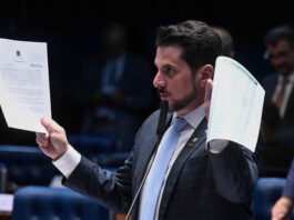PF tem papel assinado por Marcos do Val se comprometendo a entregar passaporte diplomático em 2024