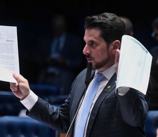 PF tem papel assinado por Marcos do Val se comprometendo a entregar passaporte diplomático em 2024