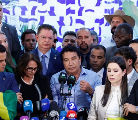Oposição protesta contra prisão de Bolsonaro, anuncia obstrução no Congresso, defende anistia e fim do foro privilegiado