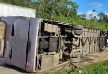 8 pessoas feridas: Ônibus que levava torcedores do Bahia para jogo contra o Sport no Recife tomba na BR-101