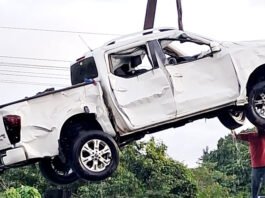 Em Muniz Ferreira: Carro é retirado de rio em trecho da BA-046 no distrito do Onha; motorista do veículo perdeu controle da direção, mas não teve ferimentos
