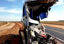 Carreta envolvida em acidente com 11 mortos e mais de 40 feridos trafegava fora do horário permitido, diz PRF