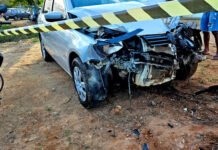 Acidente na BR-420 entre Jiquiriçá e Mutuípe deixa vítima fatal e 2 feridos. A Polícia Rodoviária Federal foi acionada e corpo é removido para o DPT; confira