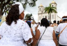 É fé ou tradição? Saiba aqui por que as pessoas vestem branco às sextas-feiras na Bahia; professor antropólogo explica