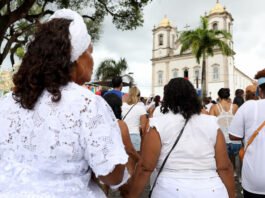 É fé ou tradição? Saiba aqui por que as pessoas vestem branco às sextas-feiras na Bahia; professor antropólogo explica
