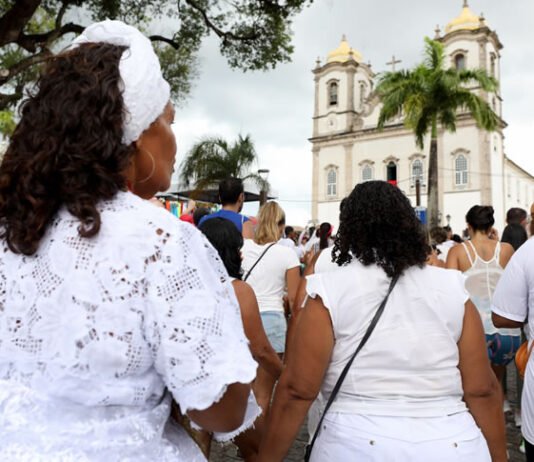 É fé ou tradição? Saiba aqui por que as pessoas vestem branco às sextas-feiras na Bahia; professor antropólogo explica