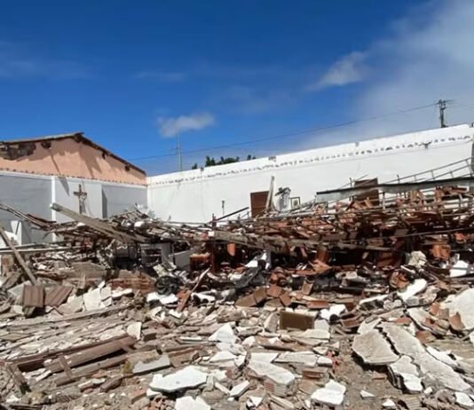 Capela desaba e apenas parede com imagem de Jesus permanece intacta em povoado do interior da Bahia