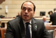 Carlos Bolsonaro passa mal e é internado após prisão do pai