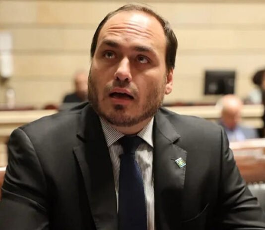 Carlos culpa Cid por condenação do pai; aliados do militar rebatem: Bolsonaro colocou todo mundo nessa confusão