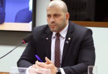 Daniel Silveira coloca tornozeleira para fazer tratamento fora de presídio