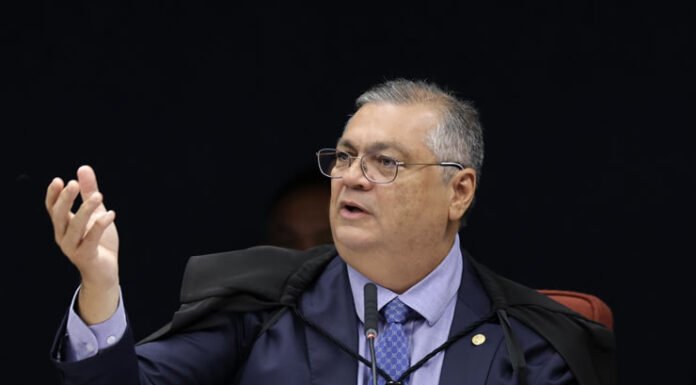 Dino cita indicação de emendas por Valdemar mesmo sem mandato e bloqueia até R$ 119 milhões do presidente do PL