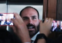 Eduardo Bolsonaro sugeriu que o Brasil abandonesse Pix e adote sistema dos EUA para facilitar negociações