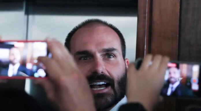 Eduardo Bolsonaro sugeriu que o Brasil abandonesse Pix e adote sistema dos EUA para facilitar negociações