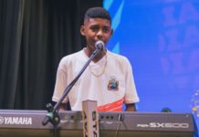 Estudante de Colégio em Tempo Integral e cantor de Muniz Ferreira participa de podcast com governador Jerônimo Rodrigues e recebe teclado novo; confira