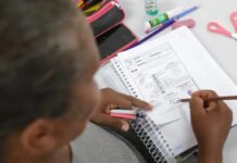 Estudo aponta que trabalho durante os estudos eleva nível de alfabetismo entre jovens, mas desigualdades persistem