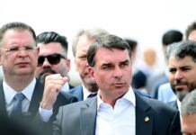 Flávio diz que postagem partiu dele e que Bolsonaro não teve intenção de burlar medidas cautelares