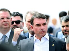 Flávio diz que postagem partiu dele e que Bolsonaro não teve intenção de burlar medidas cautelares