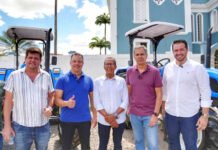 Ao lado do prefeito Genival Deolino, Félix Mendonça Jr. entrega tratores e já anuncia novos investimentos para SAJ; são mais de R$ 23 milhões em emendas