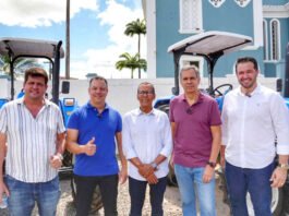 Ao lado do prefeito Genival Deolino, Félix Mendonça Jr. entrega tratores e já anuncia novos investimentos para SAJ; são mais de R$ 23 milhões em emendas