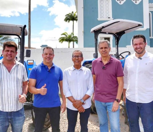 Ao lado do prefeito Genival Deolino, Félix Mendonça Jr. entrega tratores e já anuncia novos investimentos para SAJ; são mais de R$ 23 milhões em emendas