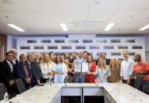 Governador da Bahia assina projetos de lei que propõem reajuste salarial de até 22,1% para servidores