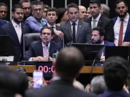 Cúpula da Câmara apresenta projeto para punir quem impedir fisicamente funcionamento da Casa